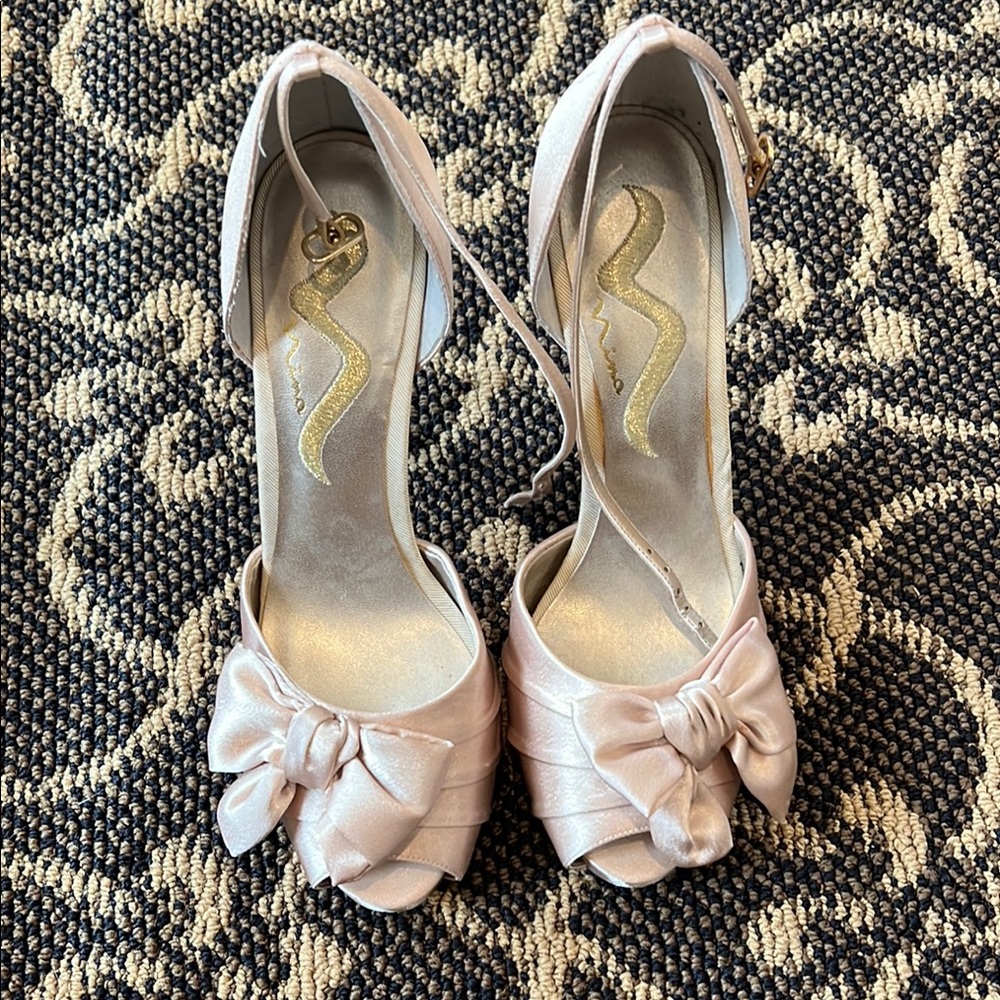Elegant Women's Pink Bow Heels